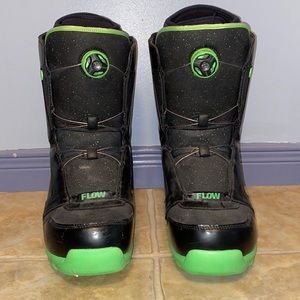 Green/ black Snowboard boots - perfect for winter in Canada - wear once - Size 9